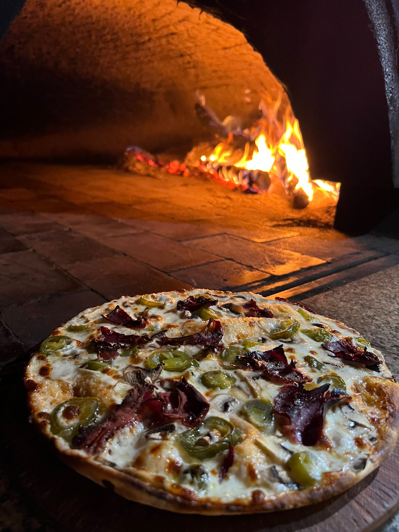 Fırın Ateşi önünde pizza